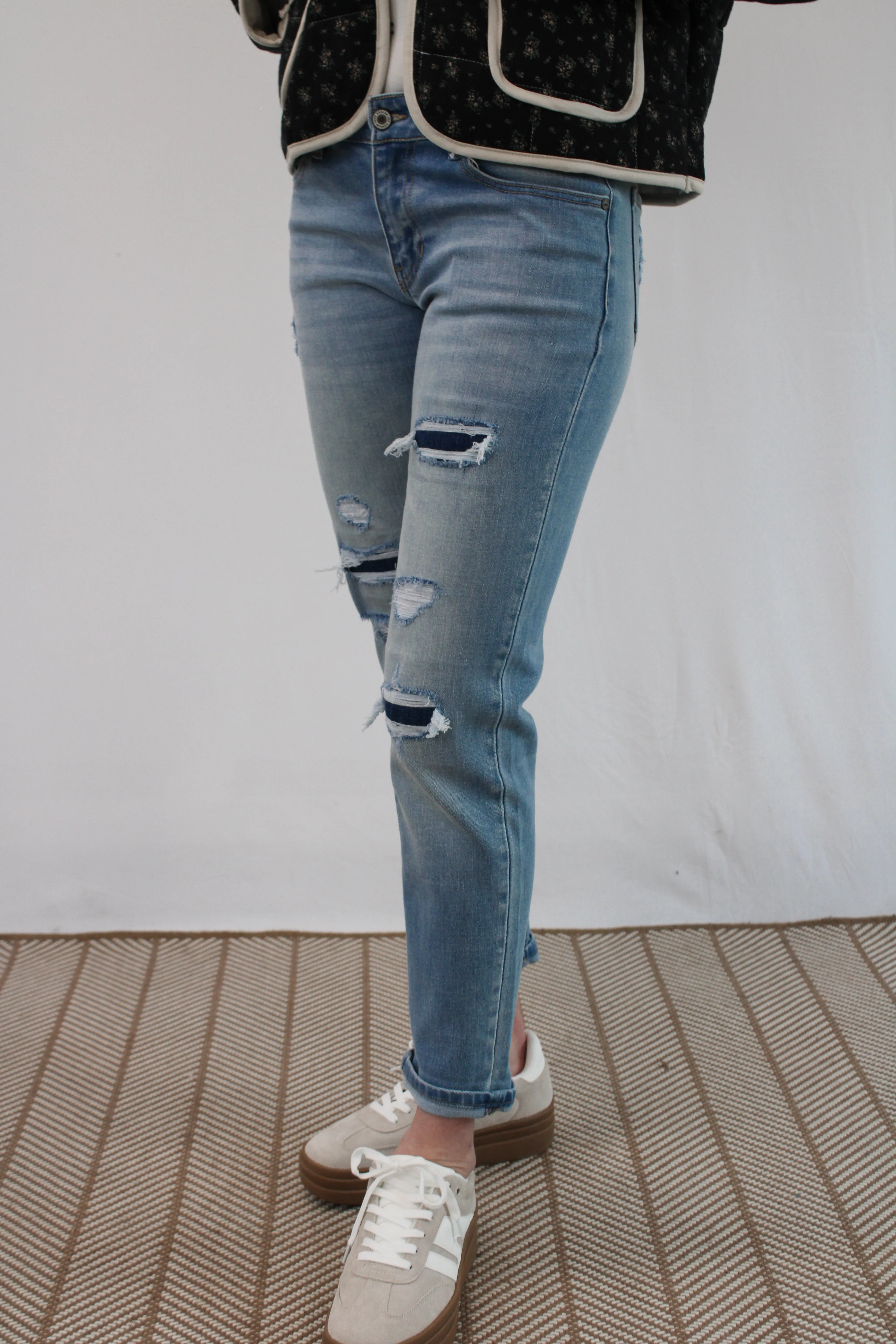 LEILYN MID RISE LIGHT WASH DISTRESSED JEANS