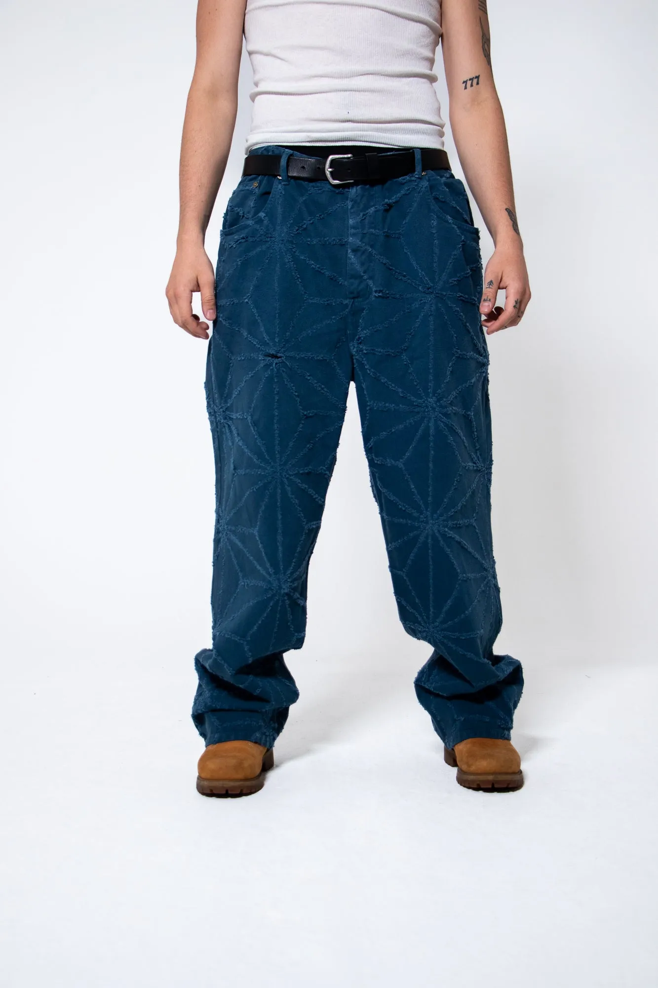 Mediums 1of1 star pattern distressed  lake blue jeans - 42/30