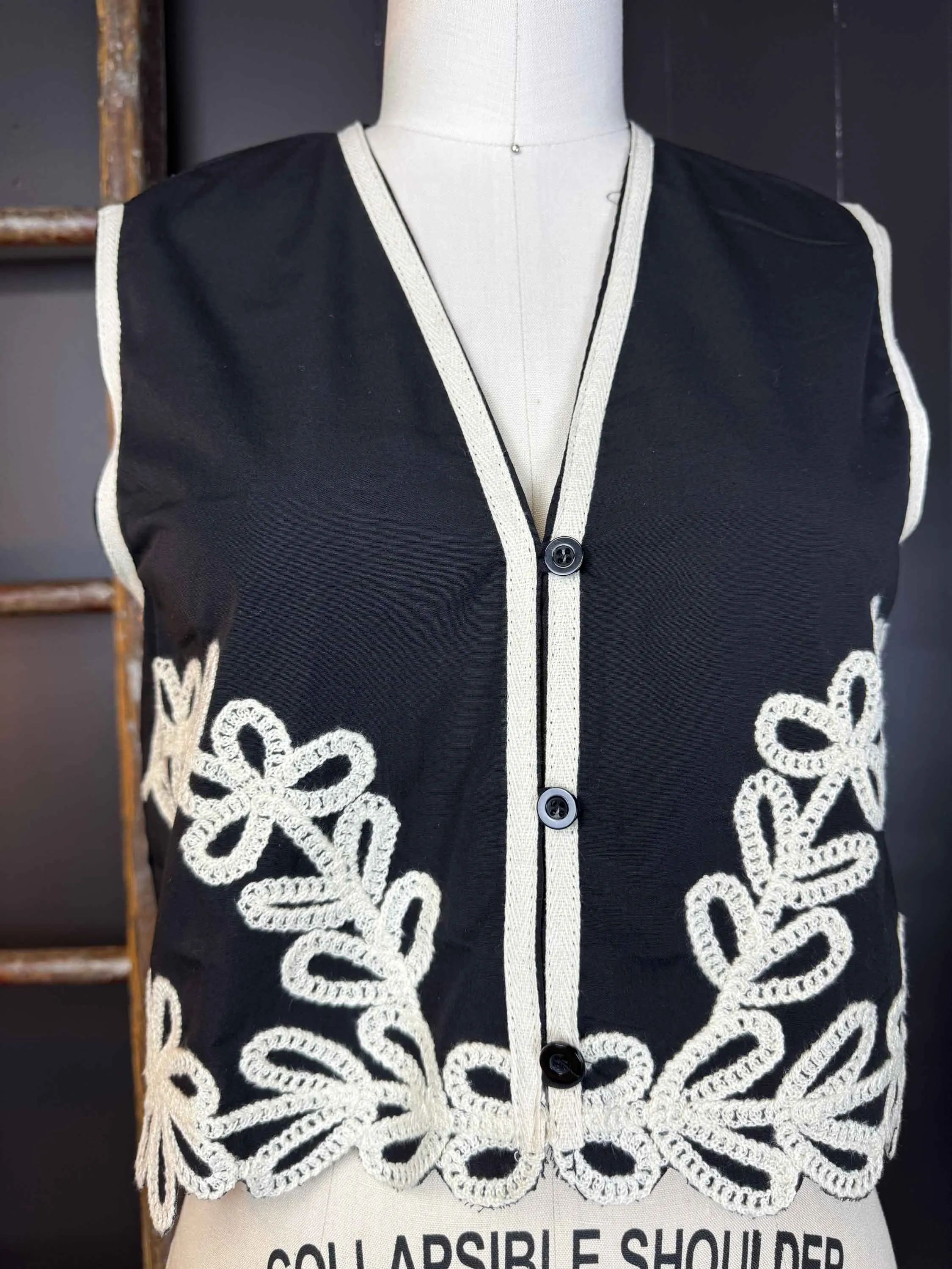 New Sleeveless Embroidered V-Neck Vest Top