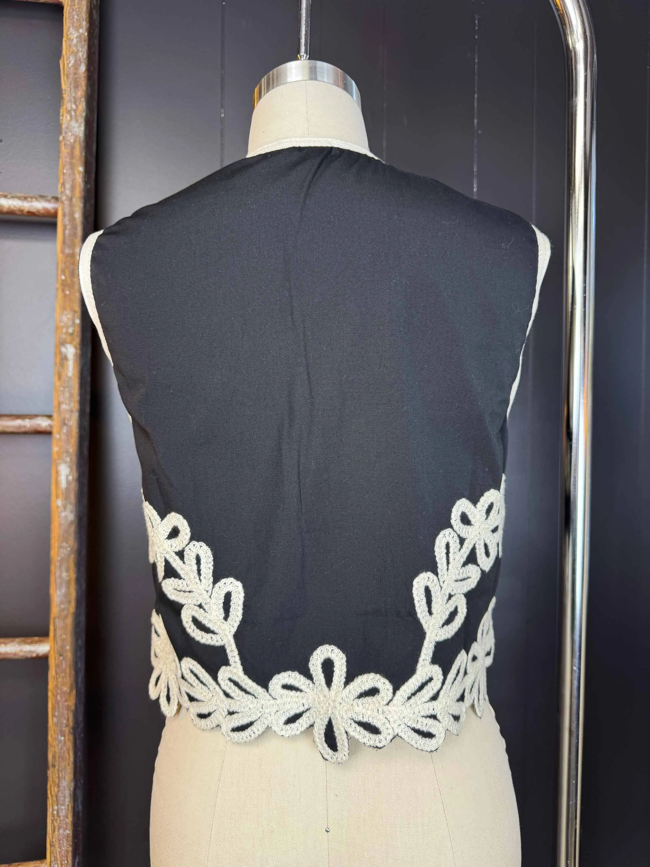New Sleeveless Embroidered V-Neck Vest Top