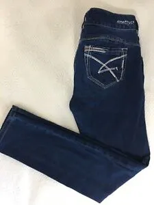 New Women's Amethyst Skinny leg short Jeans! Great silver detailing on rear pockets & Five pocket! Jeans have some stretch! Sz 11