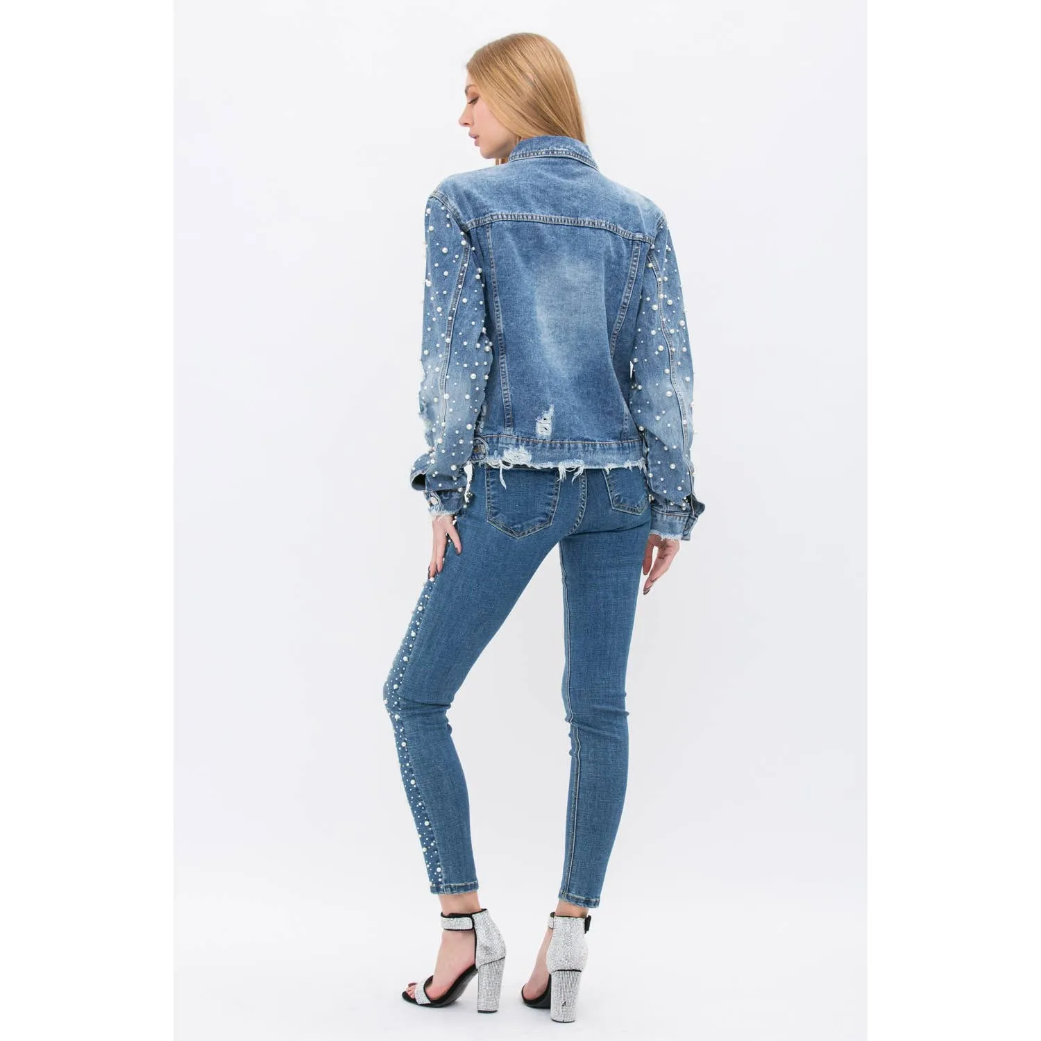 PEARL EMBELLISHED SLEEVE FRAYED DENIM JACKET: DENIM / S