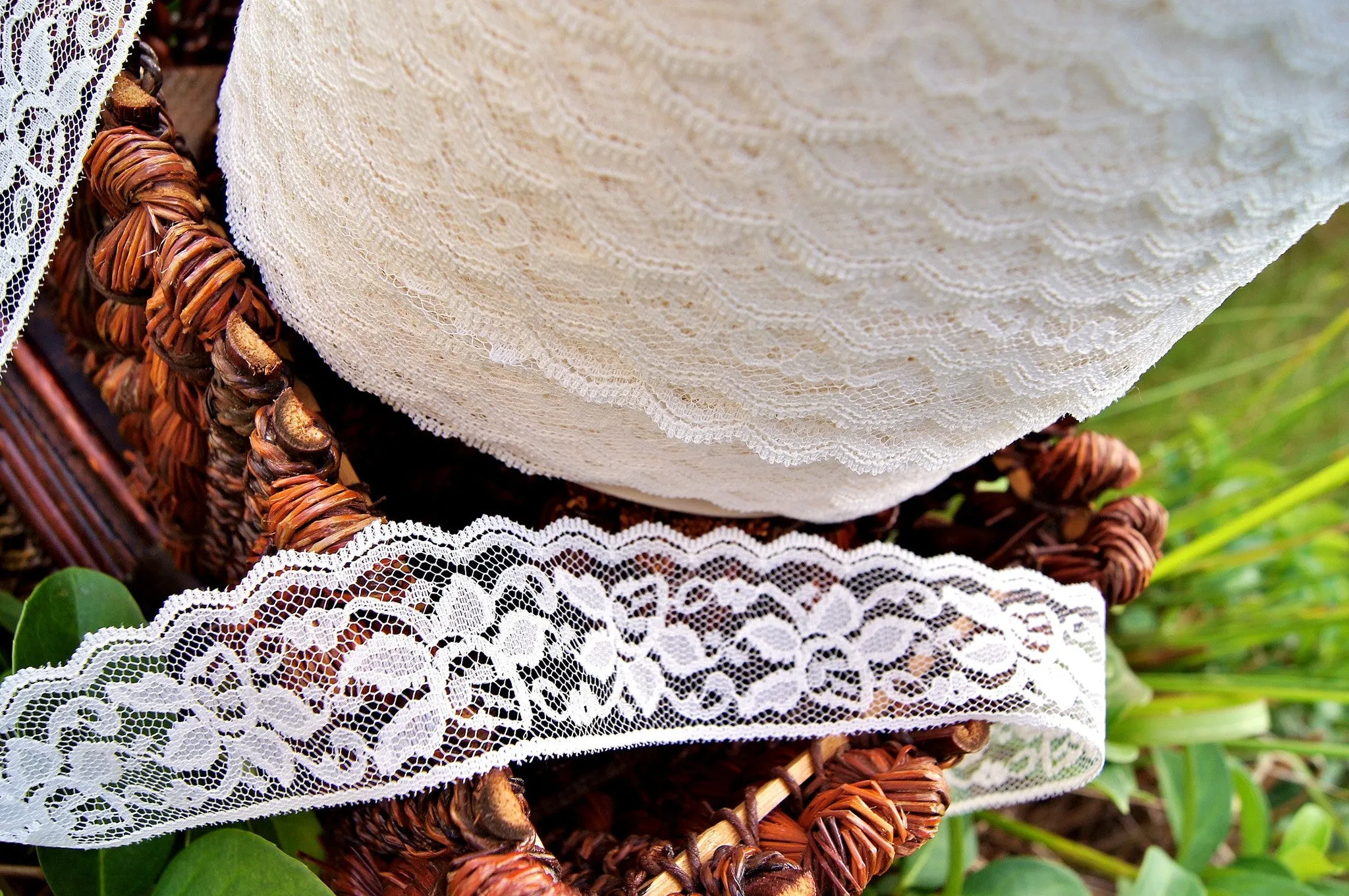Pretty Flower Light Beige Scalloped Lace 1⅝" Wide