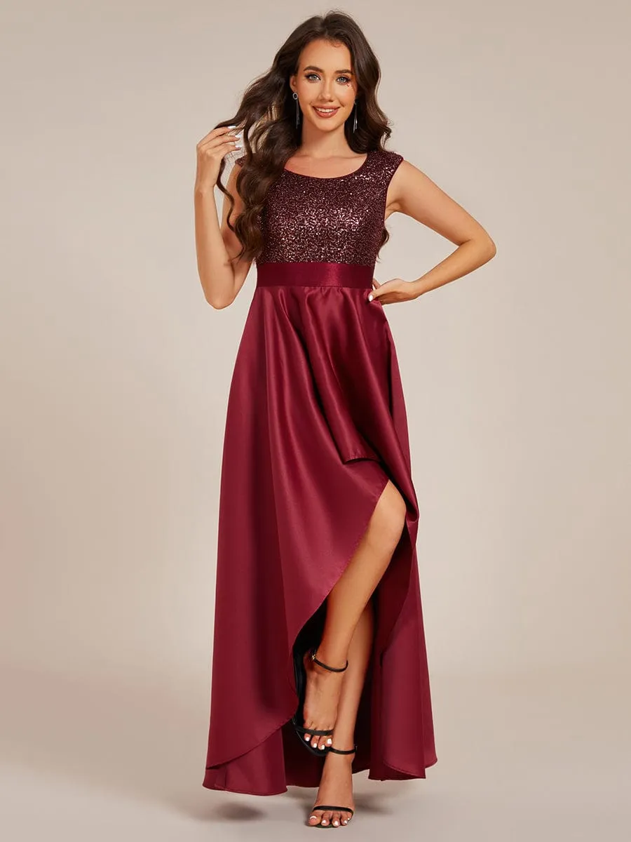 Robe de soirée à sequins et décolleté plongeant avec satin
