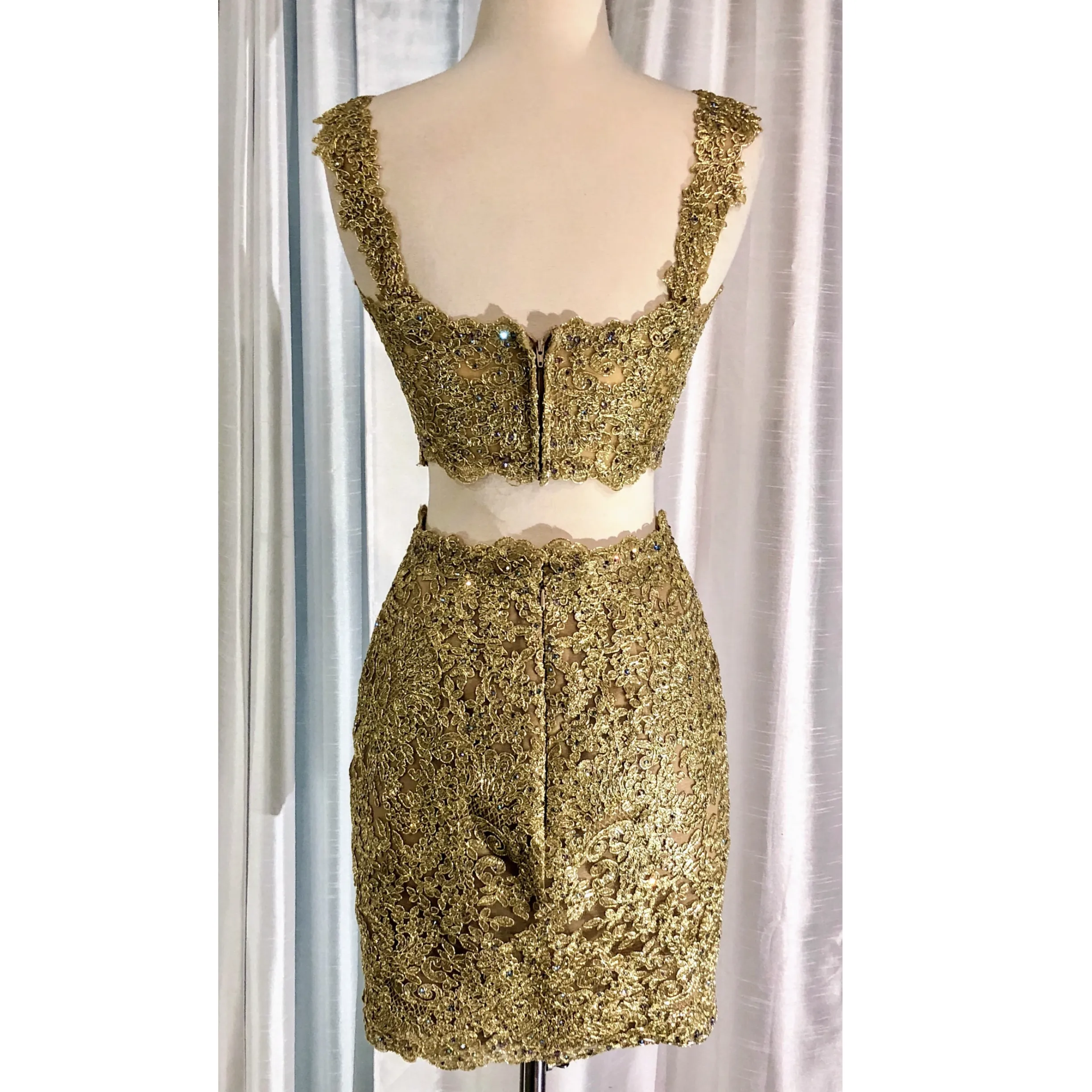 SHERRI HILL 51522 Gold Two-Piece Lace Cocktail with V-Neck Bodices Dress Size 2/4
