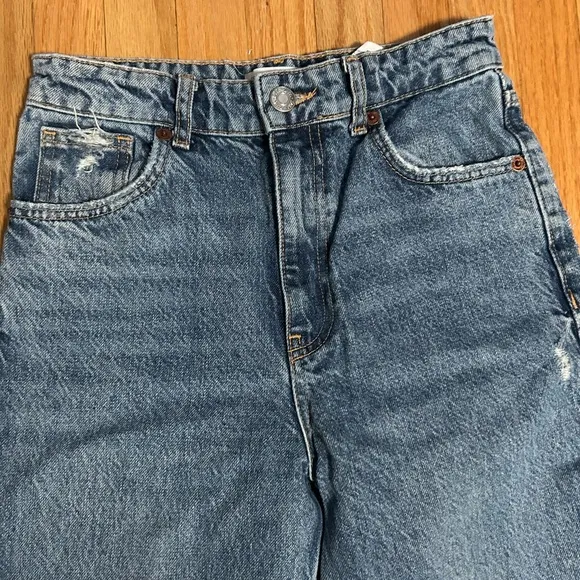 Zara Wide leg Flare light blue Distressed Jeans size 4