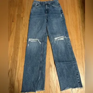 Zara Wide leg Flare light blue Distressed Jeans size 4