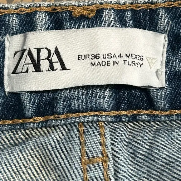 Zara Wide leg Flare light blue Distressed Jeans size 4